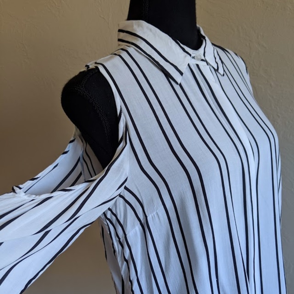 NWOT B&W COLD SHOULDER BLOUSE
